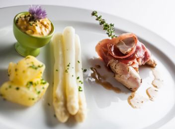 gerichte-hasenkeule-in-rohschinkenmantel-an-terlaner-spargel-mit-bozner-sauce-hirschenwirt-7