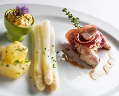 gerichte-hasenkeule-in-rohschinkenmantel-an-terlaner-spargel-mit-bozner-sauce-hirschenwirt-7